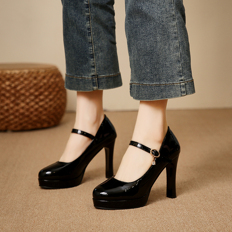 Leather Classic Strap - Women's classic round-toe platform heels with